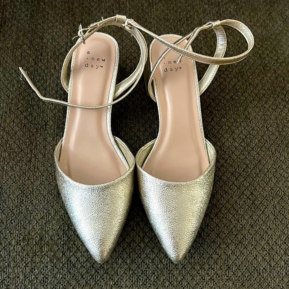 Gold 2 in heels size 7